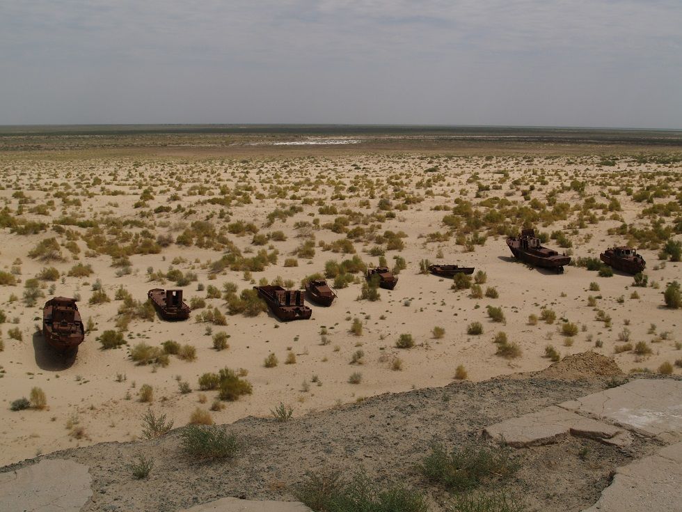 Rezav lod na bvalm dn Aralskho jezera. Bval pstav Munyak, Uzbekistn.