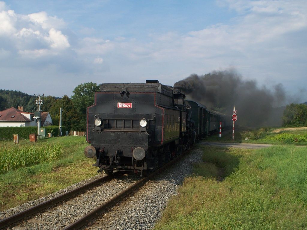 Parn vlak na zpten cest, zde v seku Ltn - erany (31.8.2013)