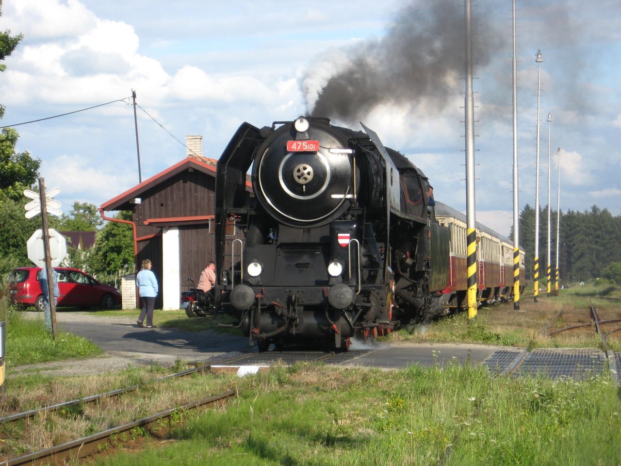 lechtina 475.101 v ele zvltnho vlaku z Nedvdice do H.Brodu zastavila ve Veselku.