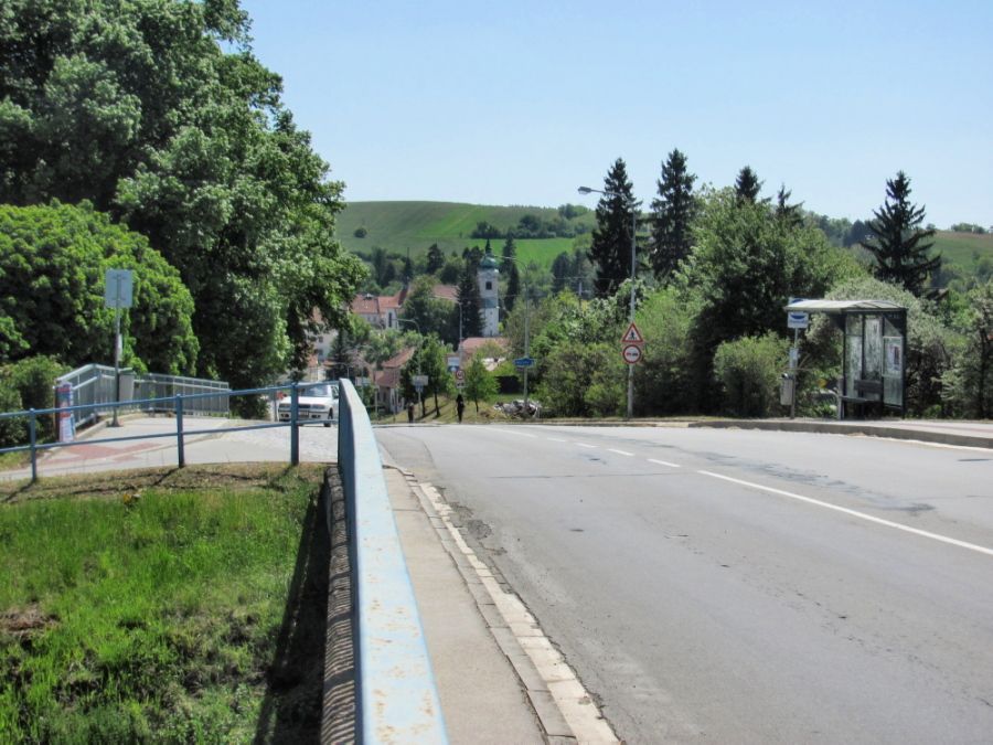 Most nad trat . 240 u zast. Stelice doln a pilehl bus-zastvka, na dohled od centra Stelic