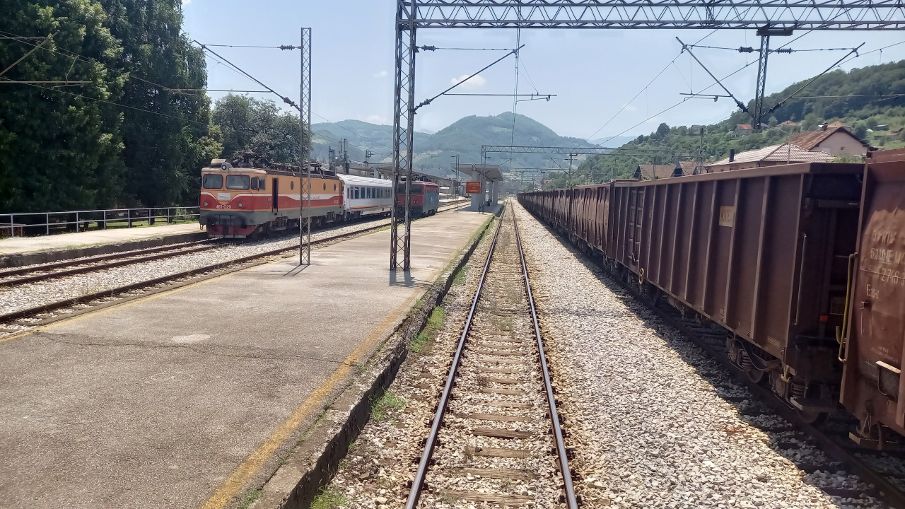 Bijelo Polje, vlevo odstoupiv lokomotiva i s jednm vozem