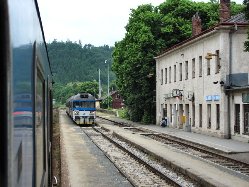 Tradin penesen zpodn (asi 10 min.) z lichho R-240 na sud Os-240 v Zastvce