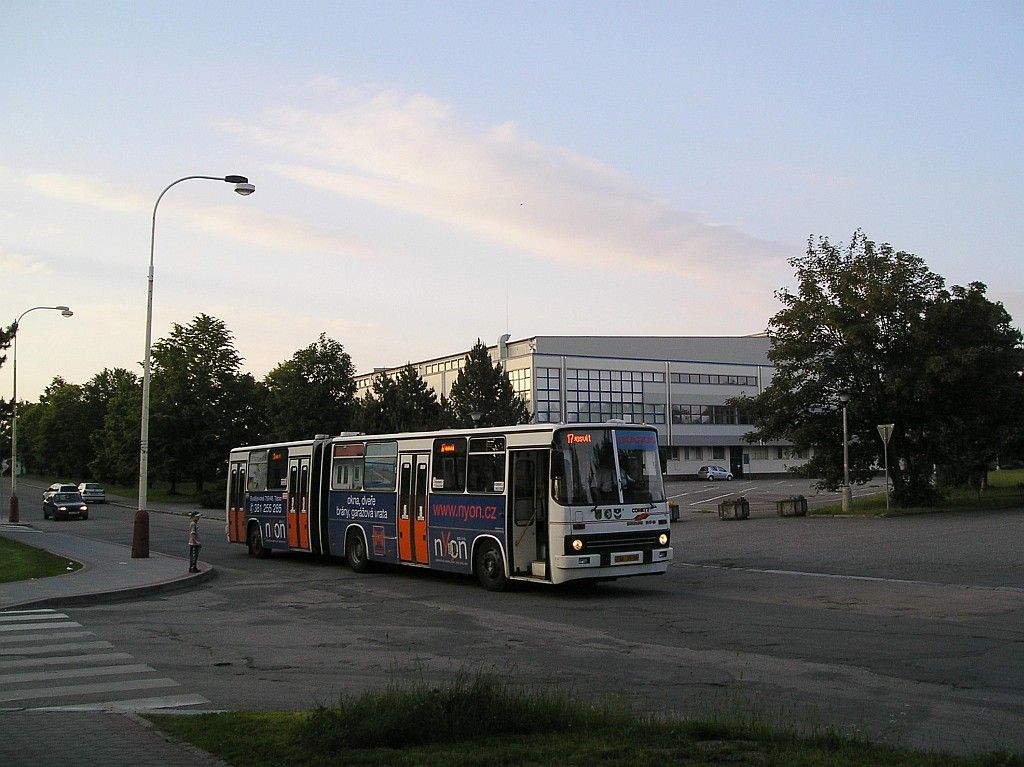 Ikarus 280 TAA 39-99 na lince 17 projd ulic Vclava Soumara kolem zimnho stadionu. 5.6.2009