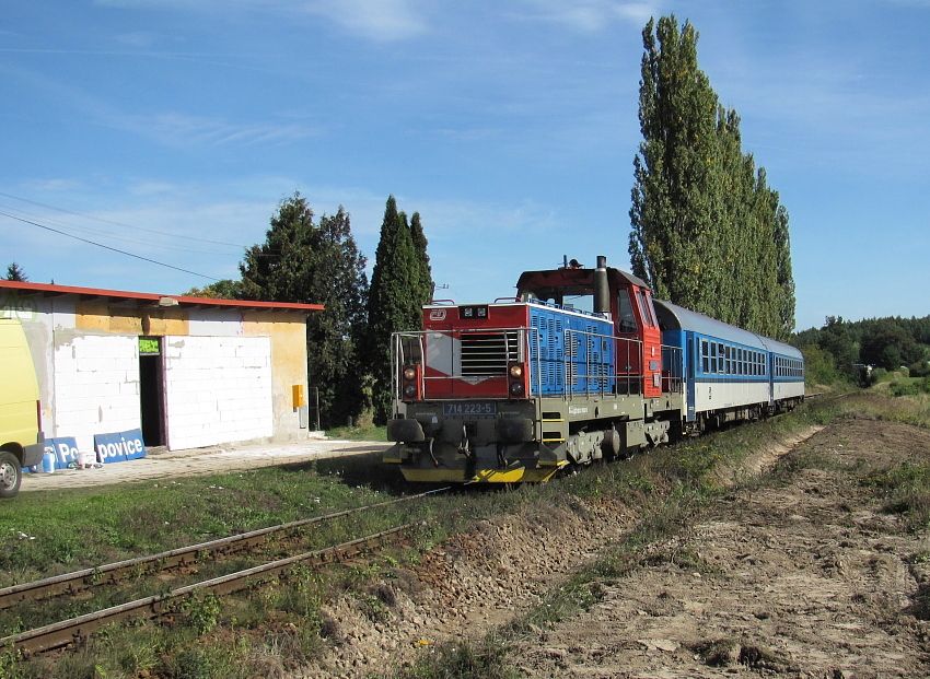 714.223 na Os 4810 (vlukov obh; Zastvka - Brno NAD); V. Popovice s tehdy pestavovanou ekrnou