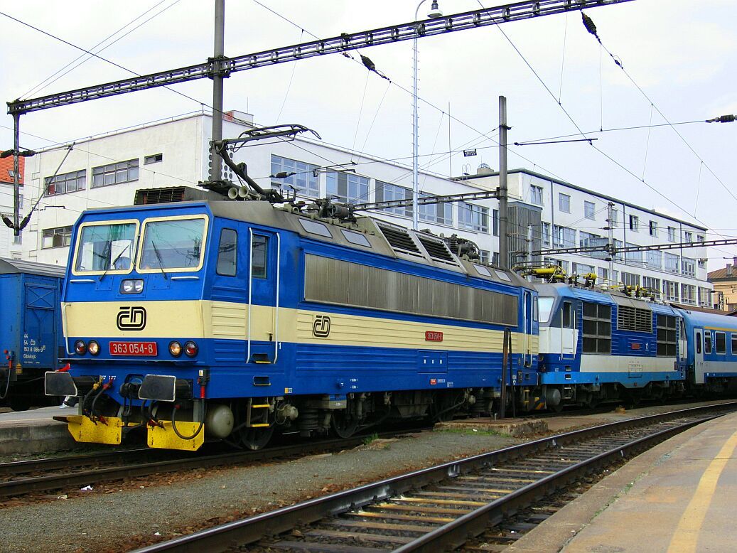 Plzesk 363.054 zaskakuje za zkapanou 350.012 na Ec 75 A.Negrelli, 15.4.2005 Brno hl.n.