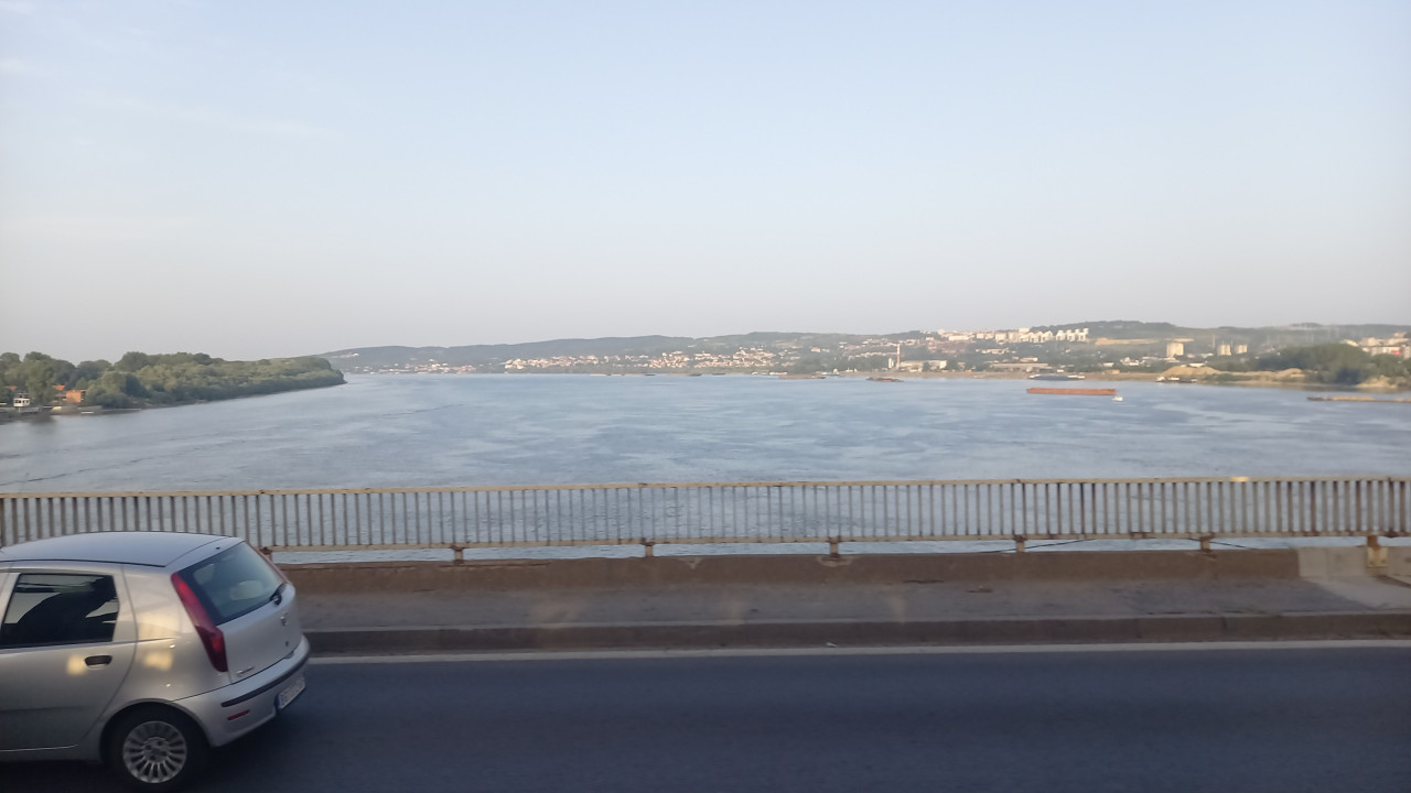 Pejezd Dunaje po spolenm elezninm a silninm most - ka eky je obrovsk