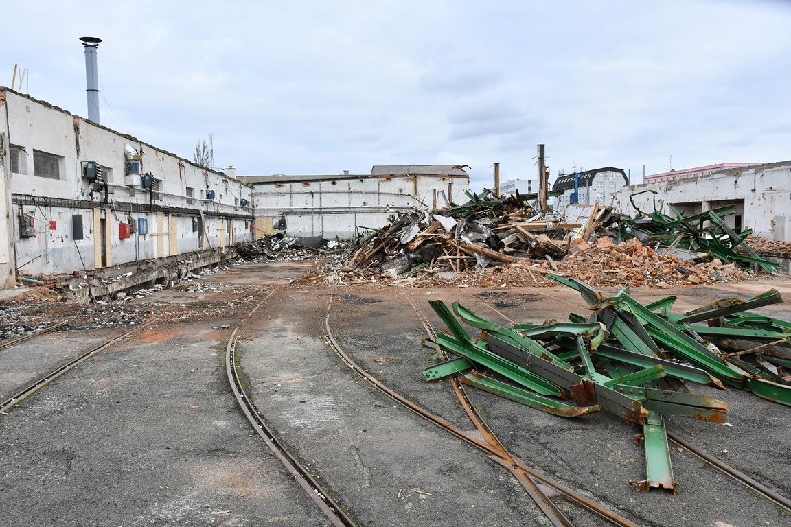 Vozovna tramvaj Slovany, demolice tzv. star haly. Plze, 26.12.2020