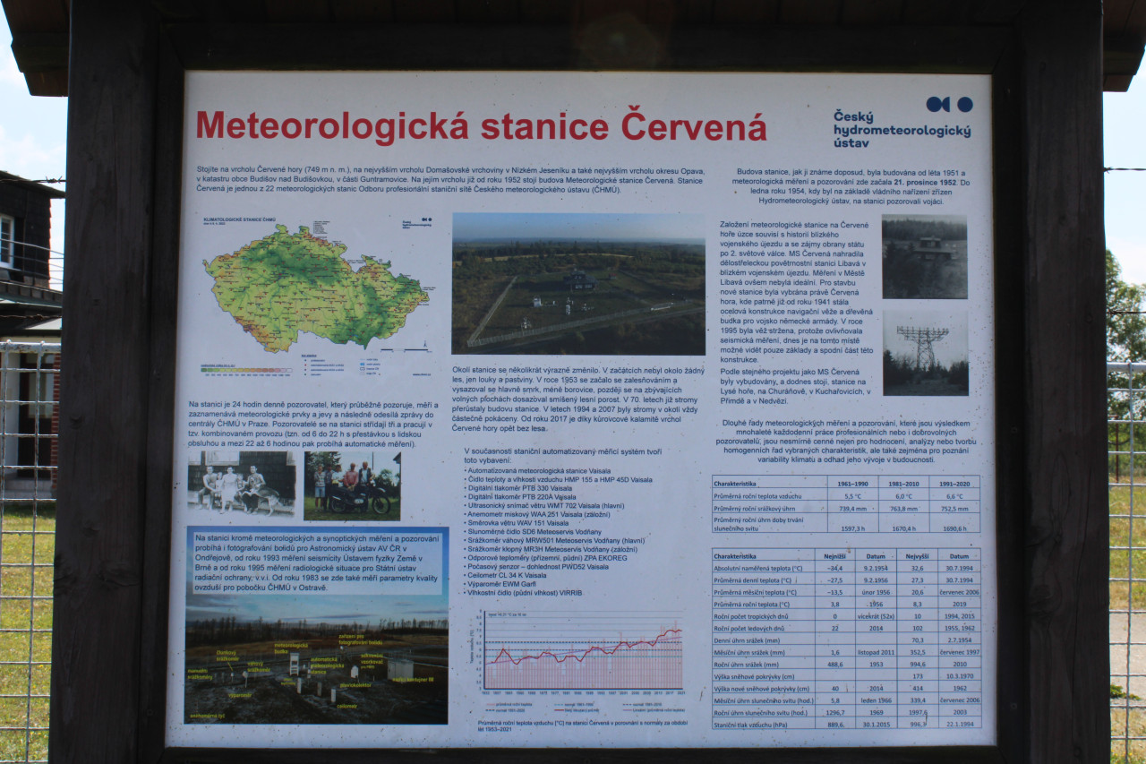 Na vrcholu erven hory se nachz nejodlouenj meteorologick stanice v R