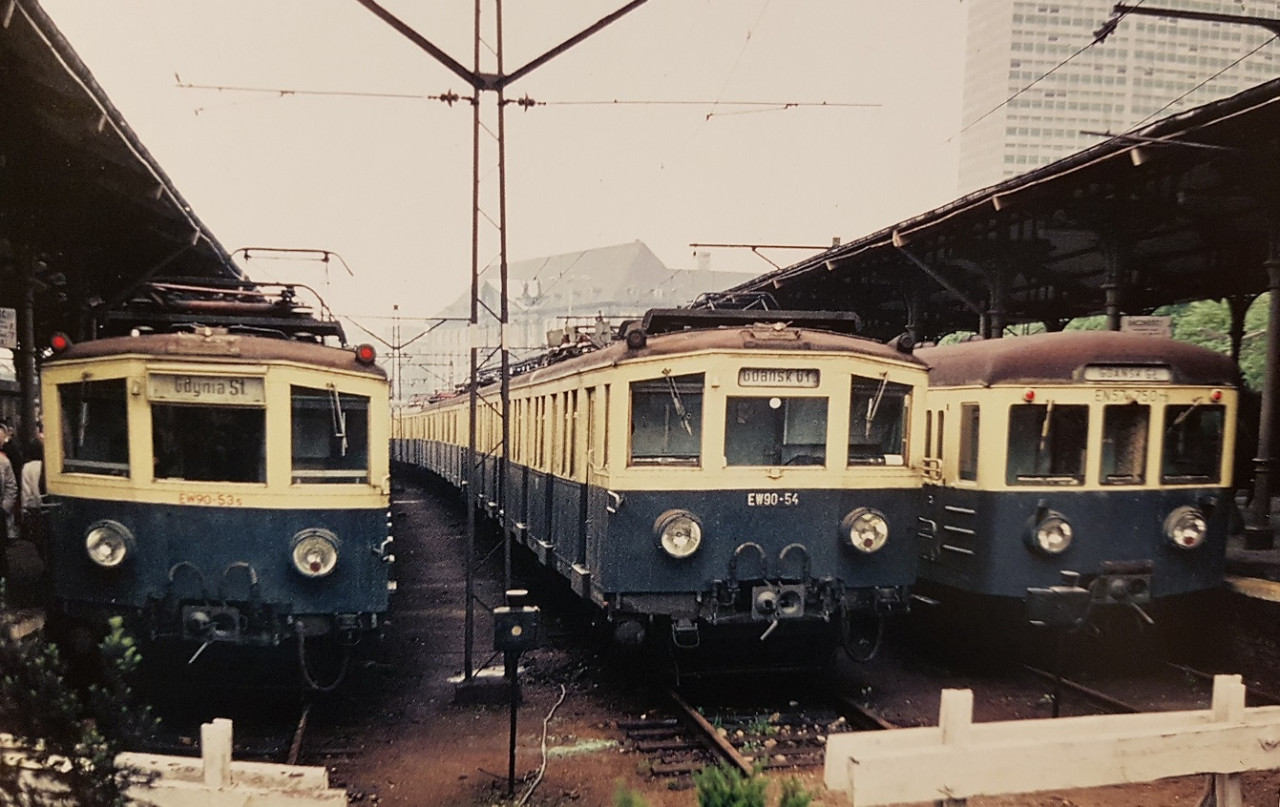 Gdask, 1976: Dv soupravy z Nmecka, vpravo polsk typ EN57 z roku 1961