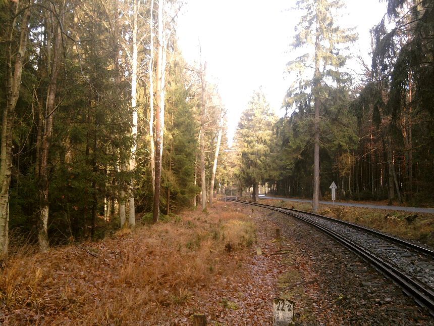 km 22,2, pohled k Rokycanm, vlevo rozen plocha (jen pro zkou nebo i vleku?)