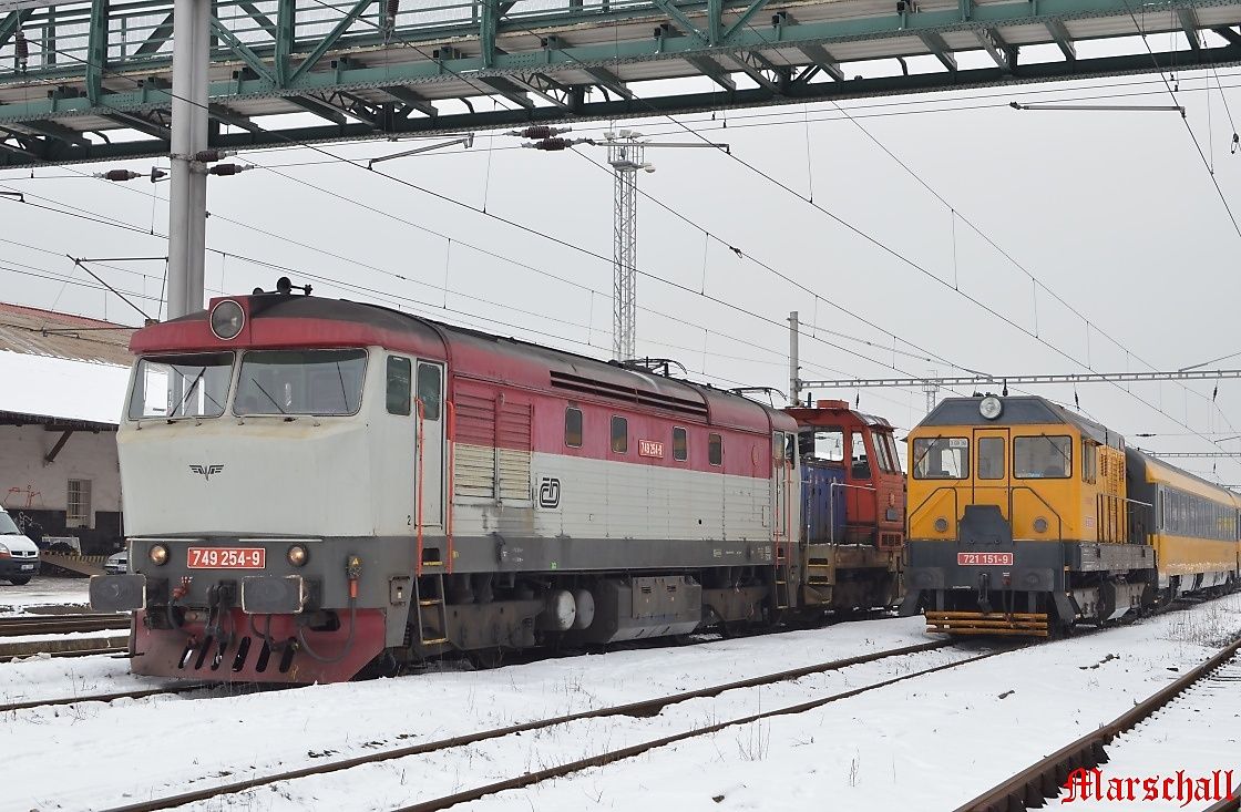 749.254-9 & 714.009-8_-_14.02.2013-_-DKV PRAHA - PJ Vrovice_st. Praha-Smchov (spolen).