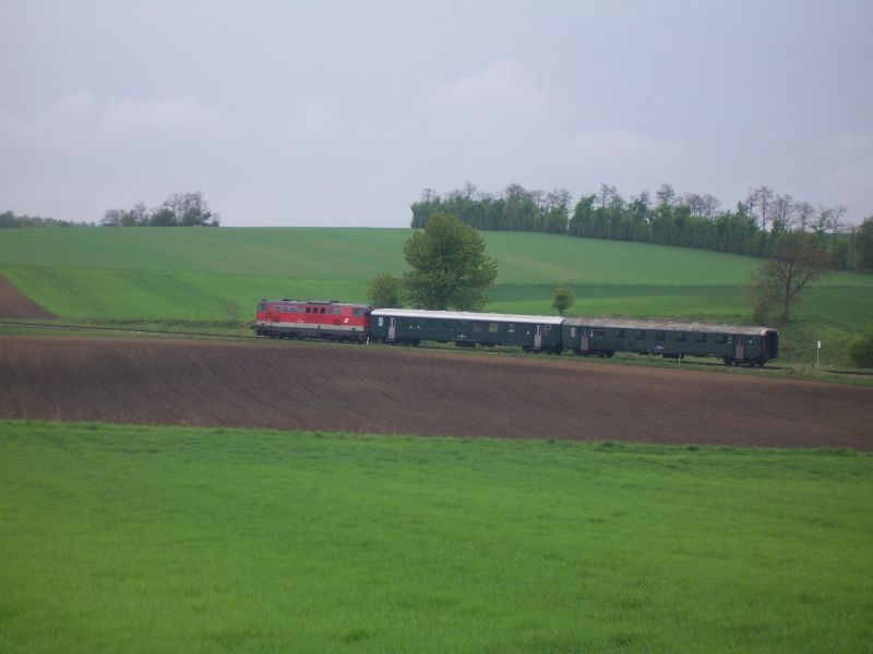 Vlak REX 7389 po odjezdu z Ernstbrunnu, v ele lok. 2143-038-4