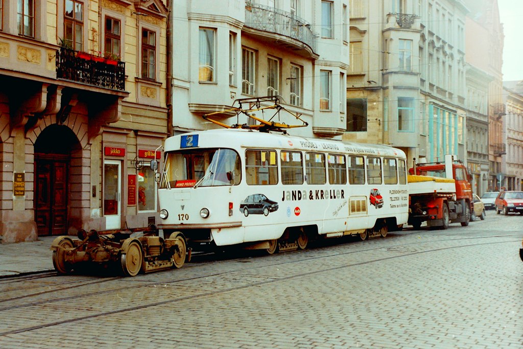 Tramvaj T3 . 170 taen do st. dlen a nehoda s os. autem. Plze, nm. Republiky, 1993