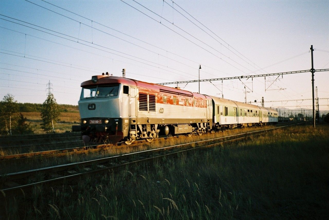 749.146 (DKV Praha) v Os z K.V. do Chomutova, odjd ze st. Kada (Prunov, od. 18:30), 19.9.2003