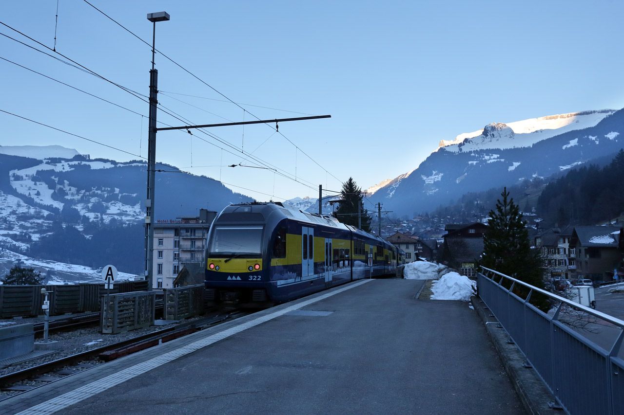 Na odjezdu z Grindelwaldu vlak najd na ozubnici u malch protihlukovch stn, 13. 1. 2018
