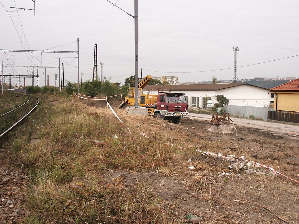 Ppravn prce na novostavby podchodu pro p mezi ulicemi U Elektry a Mezitraov (km 403,302).