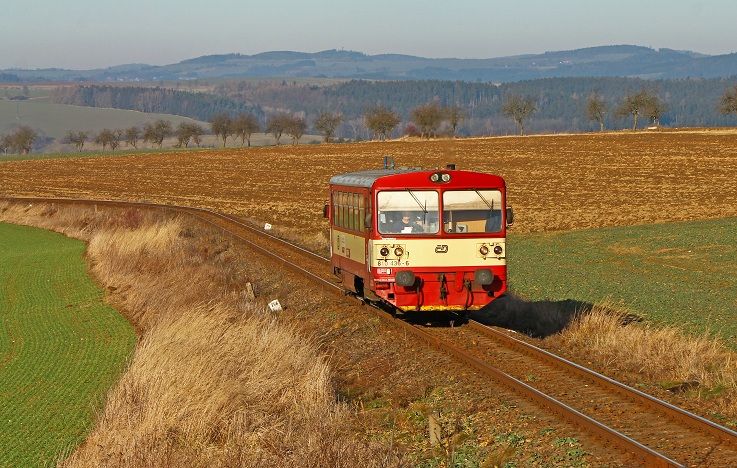 810 436 v pozad vrch Bezk s rozhlednou pulka