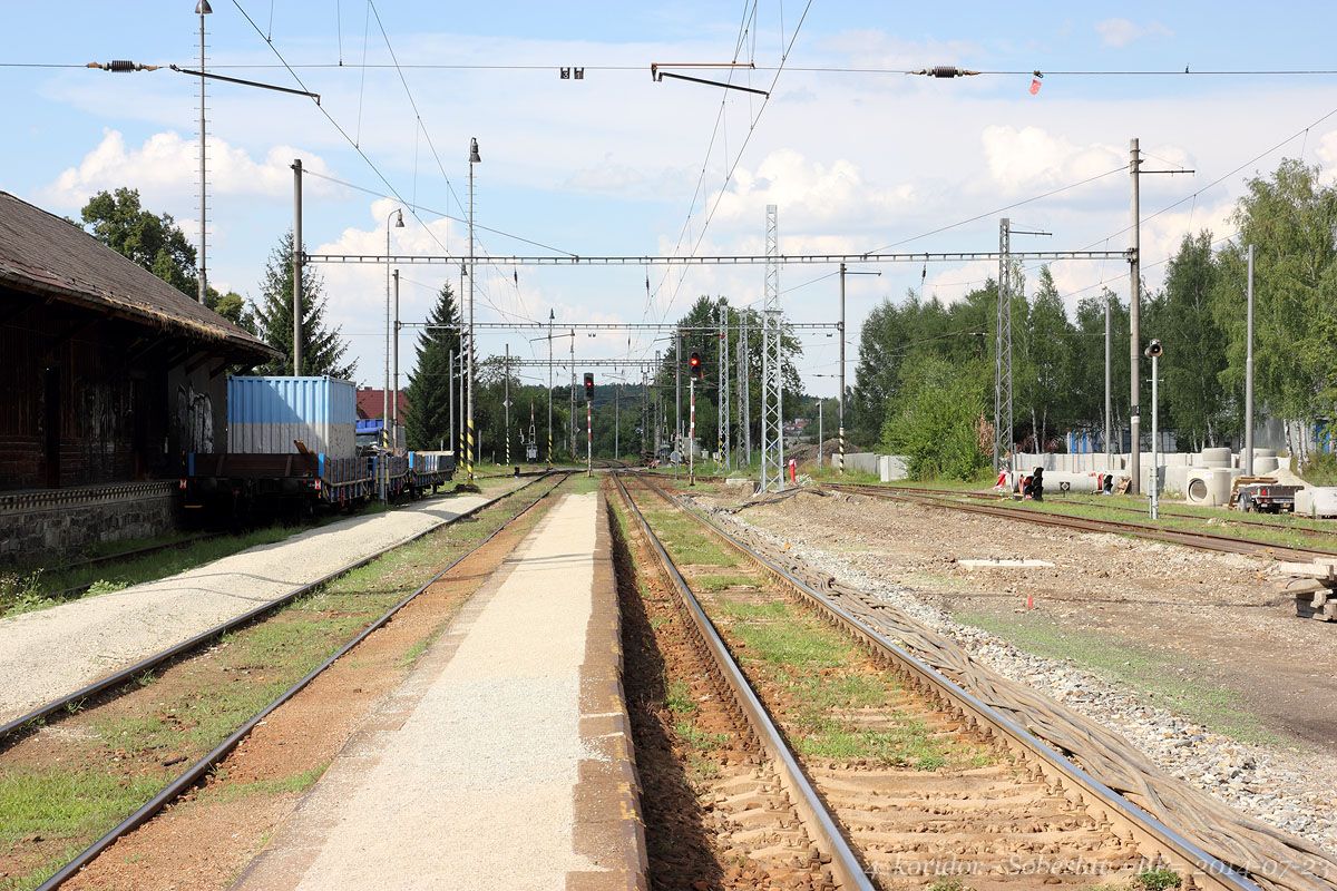 jet pohled na plnsk zhlav - za nm tra vede obloukem doleva