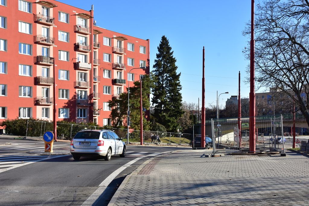 V blzkosti kiovatky ulic Hlinky a Kkovskho.