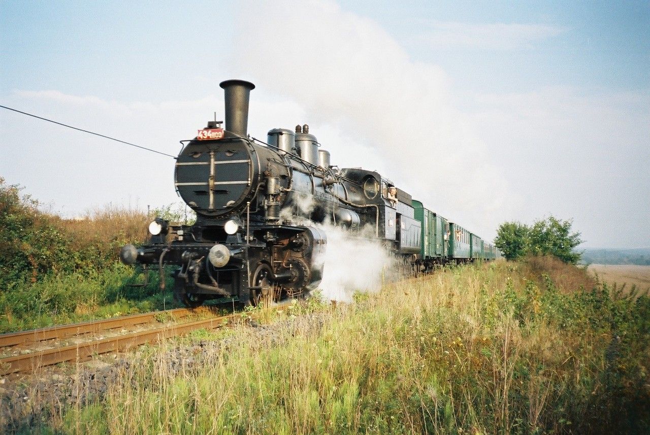 434.1100 ve zvltnm vlaku z Lun do Bochova ped zast. Rakovnk, 17.8.2002