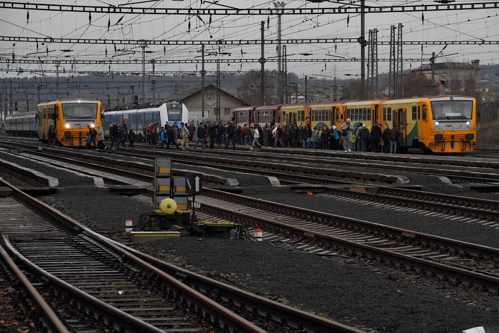 Vstup cestujcch z vlaku Vejprty - Chomutov 13.12.2014