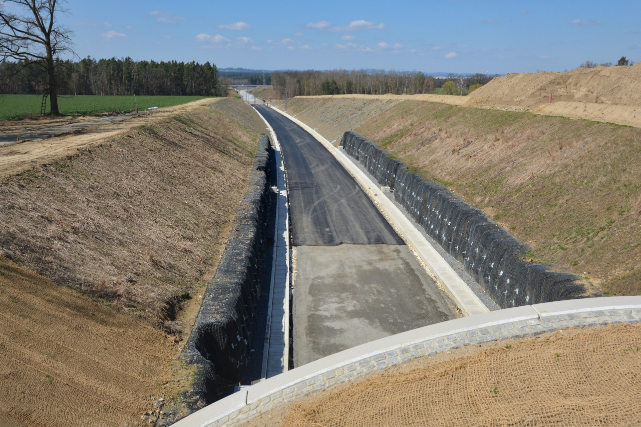 asfaltov ochrana zemn pln za tunelovm mostem