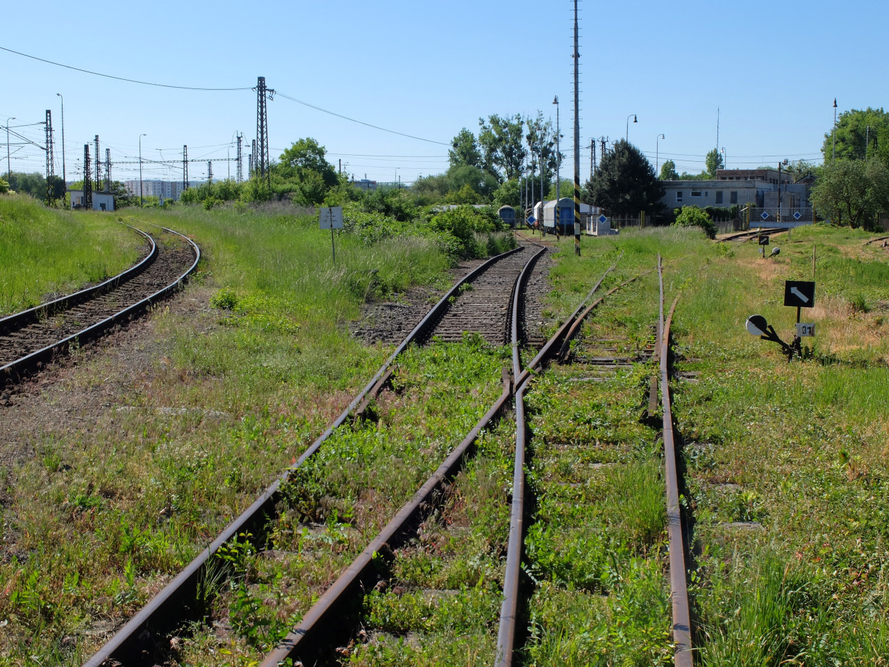 doleva na jin zhlav, pmo a vpravo koleje drnch sloek (mnrna)