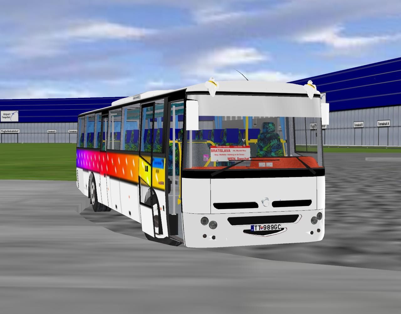 Irisbus Axer TT-989GC po prchode na letisko Swechat
