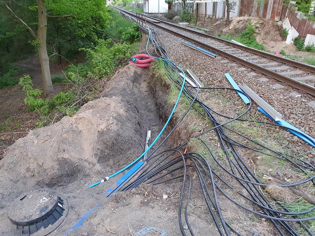 Pokldka novch kabel podl domalick trati
