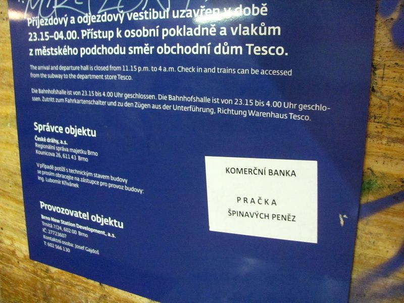 Cedule v podchodu st. Brno hl. n. - provozn doba odbavovac haly + dal, zvan sdlen :-)