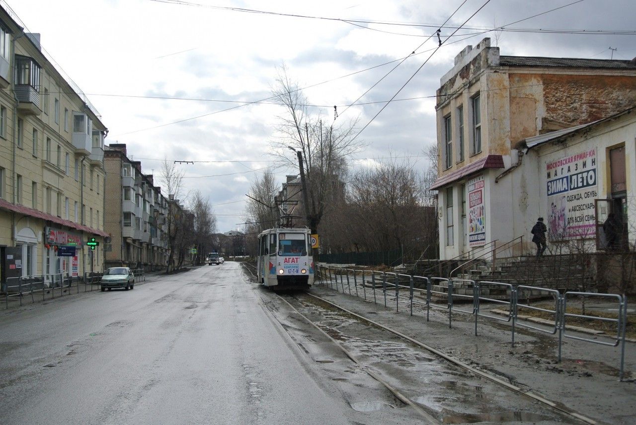 Okolo ndra tu tramvaje vedou blokovou smykou