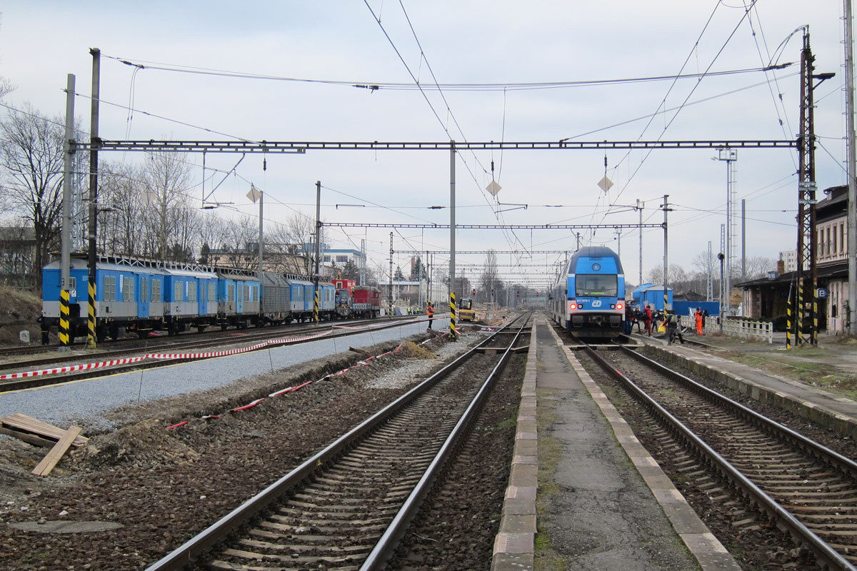 Probh pokldka kabel v celm prostoru ndra, mezi Os a VB tak kopou, 10.2.