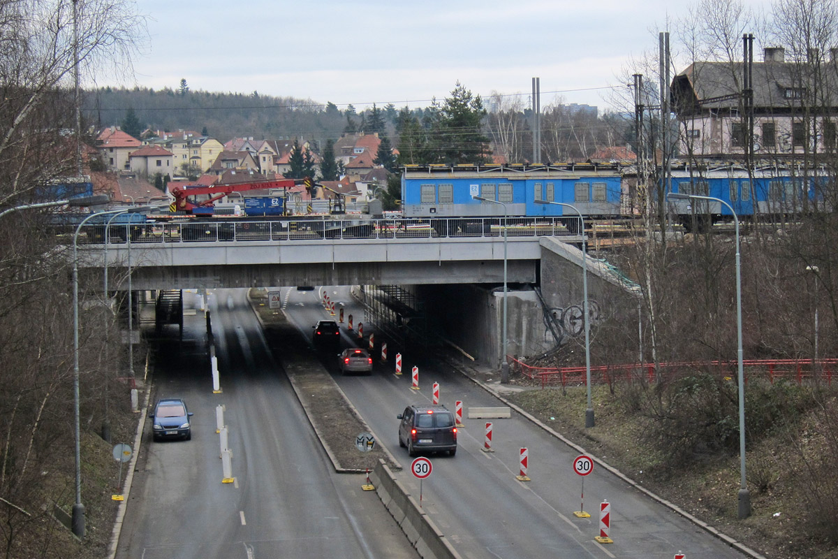 Probh stavba leen pod mostem, na mst i betonov roznec panely na chodnku, Prmyslov, 10.2