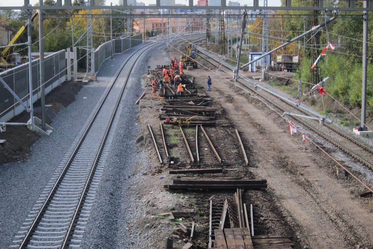 Na mst demont.vhybky, vpravo provizorn pejezd, 23.10.