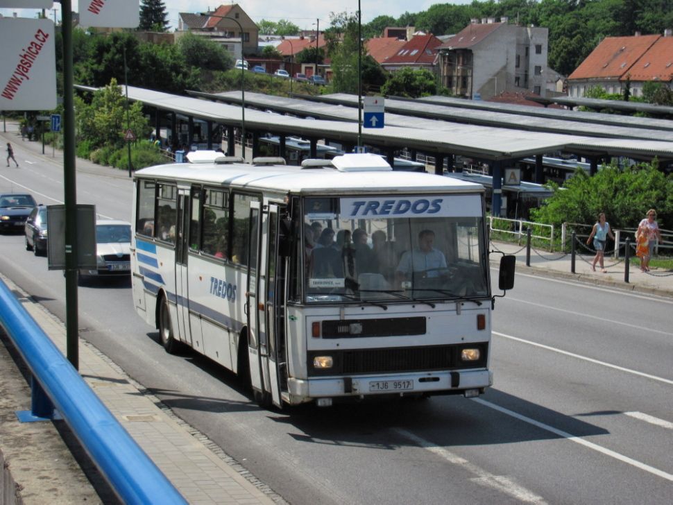 Sucheniova ulice, u autobusovho ndra, ped kiovatkou na horn stran Komenskho nmst