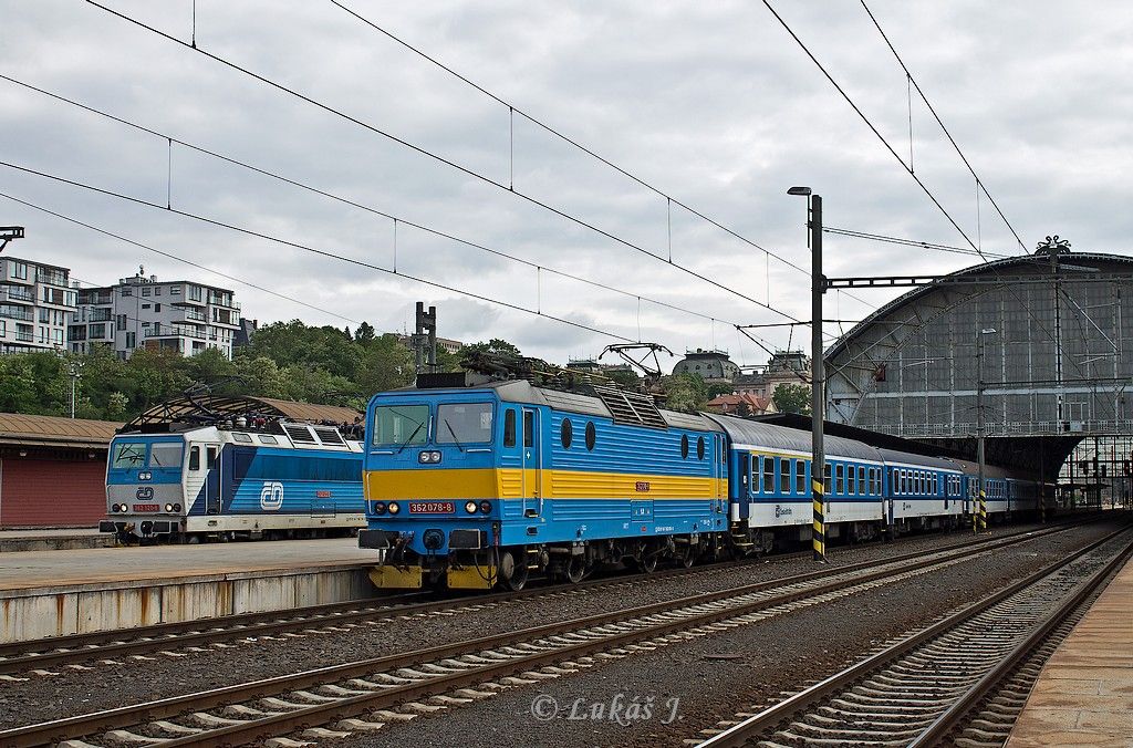 362.120 s R 961 Kaina, 362.076 se soupravou od R 777 Panc, 15.5.2014, Praha hl.n.