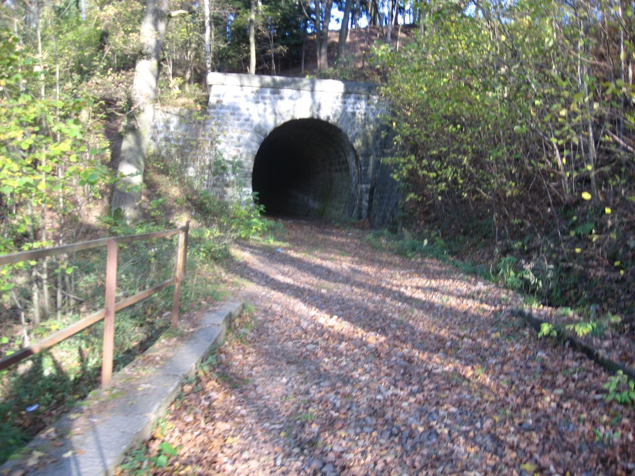 Za mostem je tunel. 