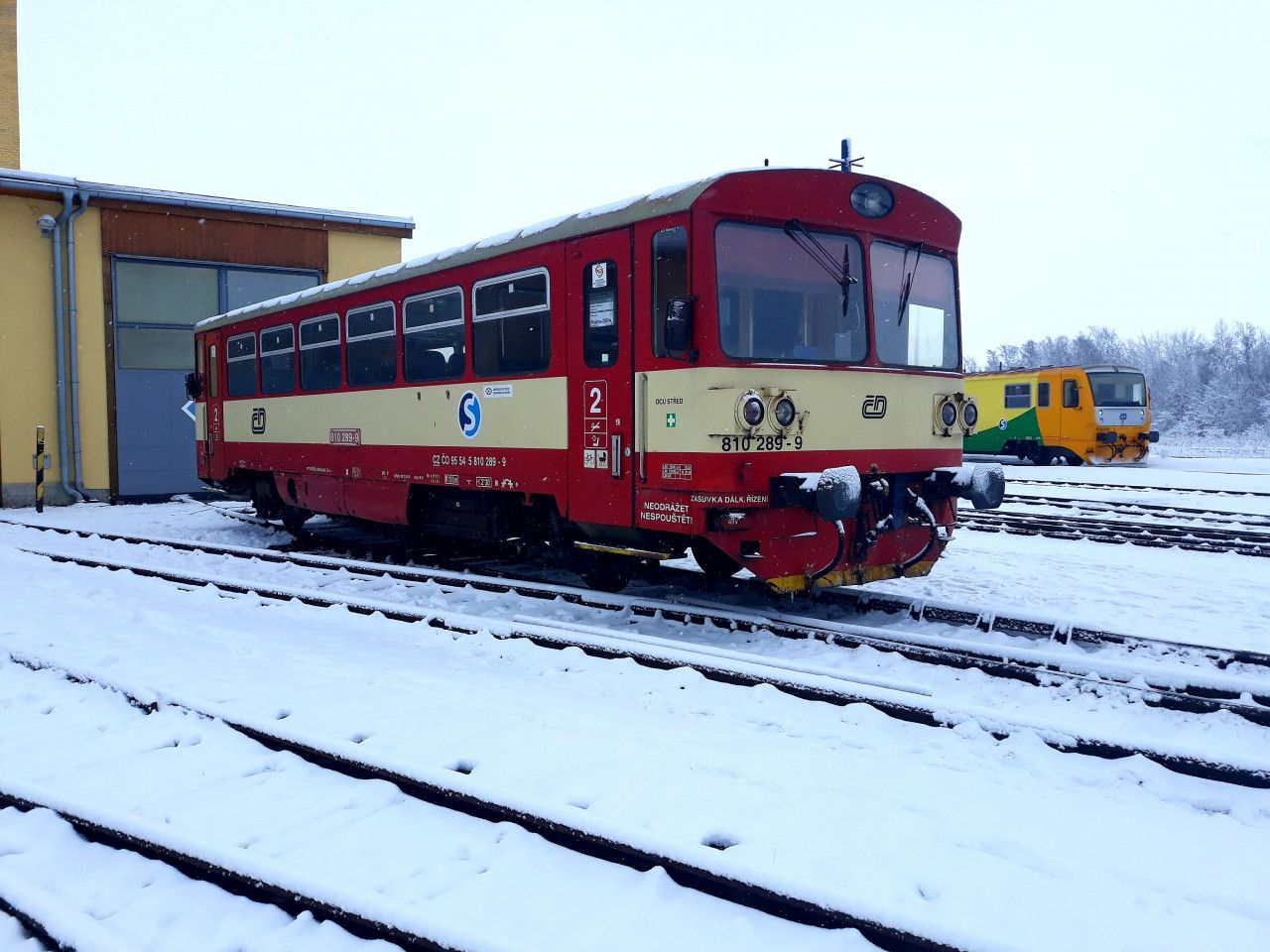 Motorov vz 810.289 odstaven ped depem Kladno. (7.1.2021)