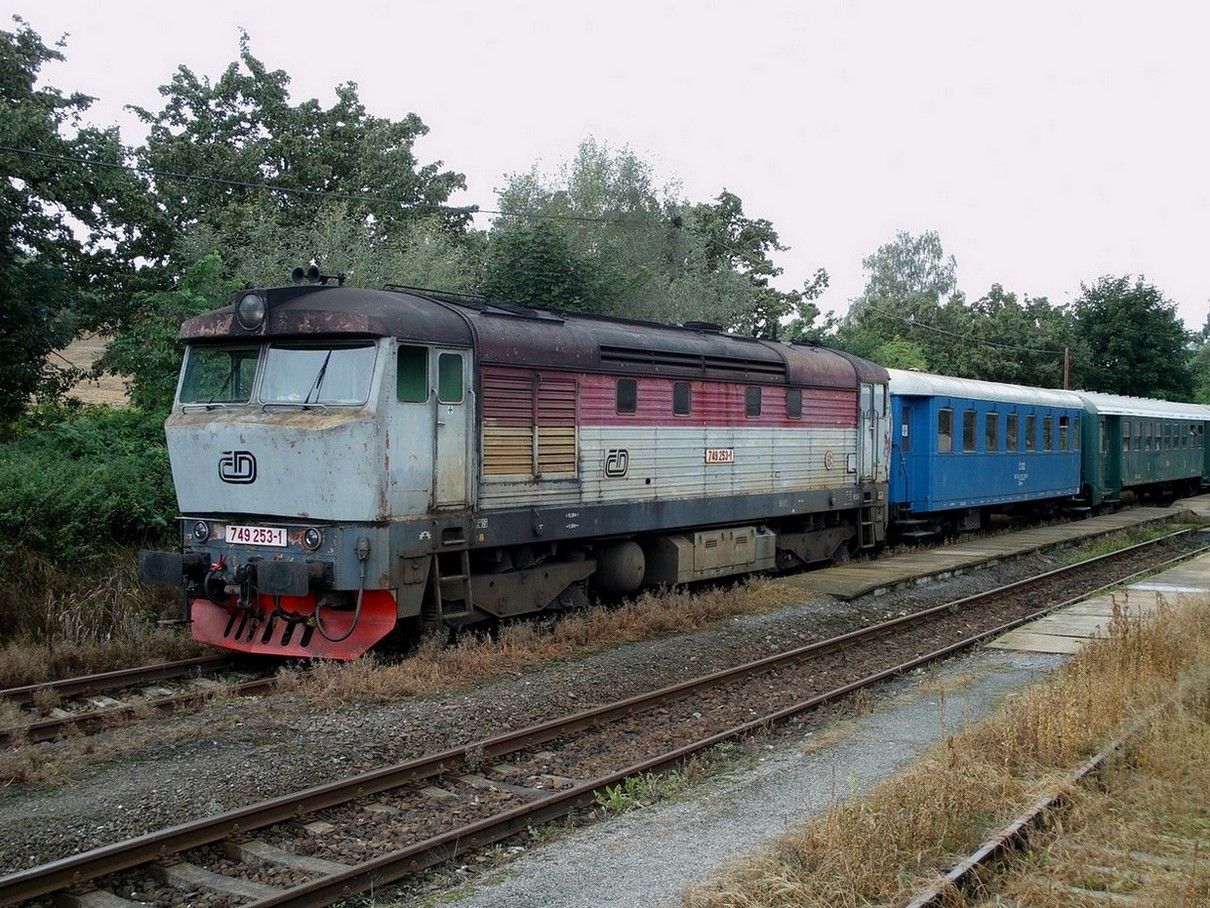 749.253 na postrku parnho vlaku v st. Postupice, 28.8.2010