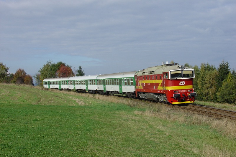 750.308-9 u Veselka ( Mlkovice ) ,vlak os14911