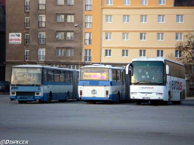 Irisbus Iliade s EV KE-496CO oddychuje v spolonosti dvoch odstavench C 744. ©Dispecer, 28.3.2008