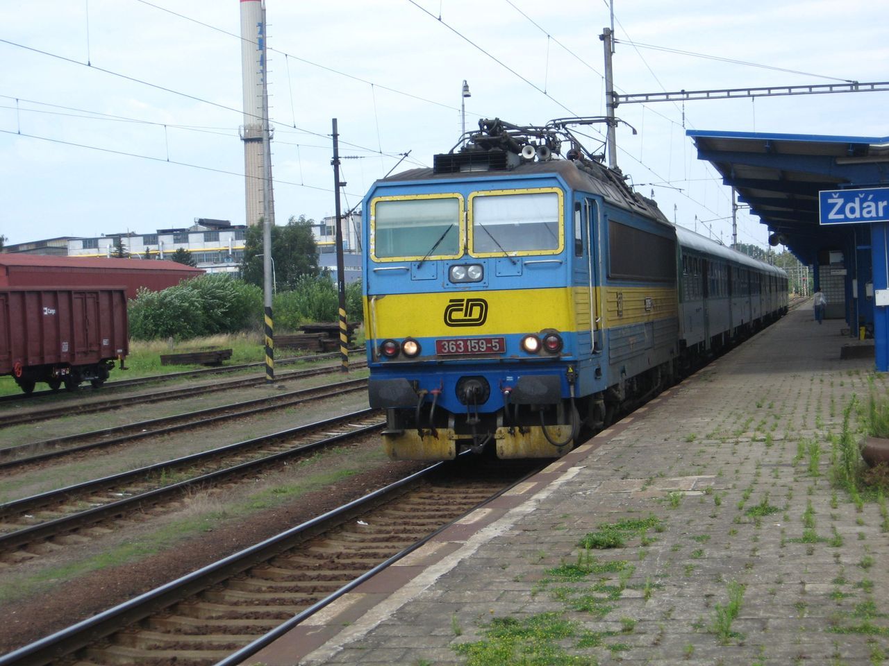 363.159 odjd s osobnm vlakem ze ru smr Brno.