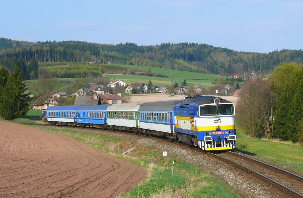 Rtyn v Podkrkono zastvka : 754 059-4 s R 922 Metuje