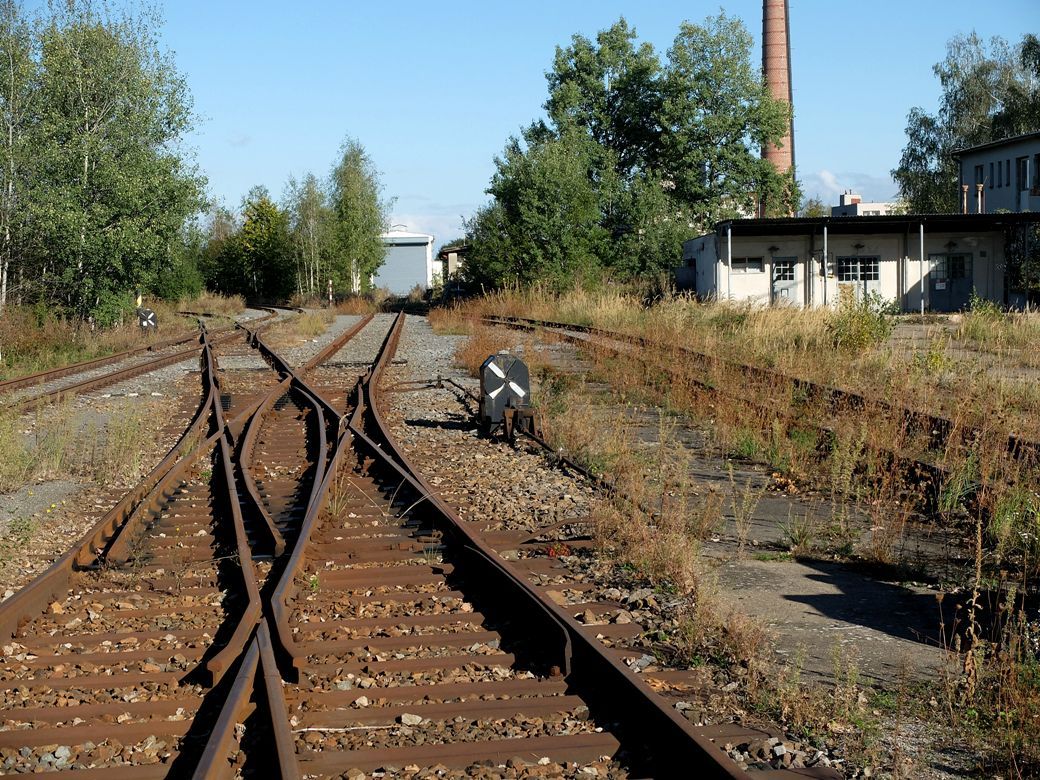 konec kolejit, zcela vlevo odboka, vlevo pokraovn, pmo do remzy