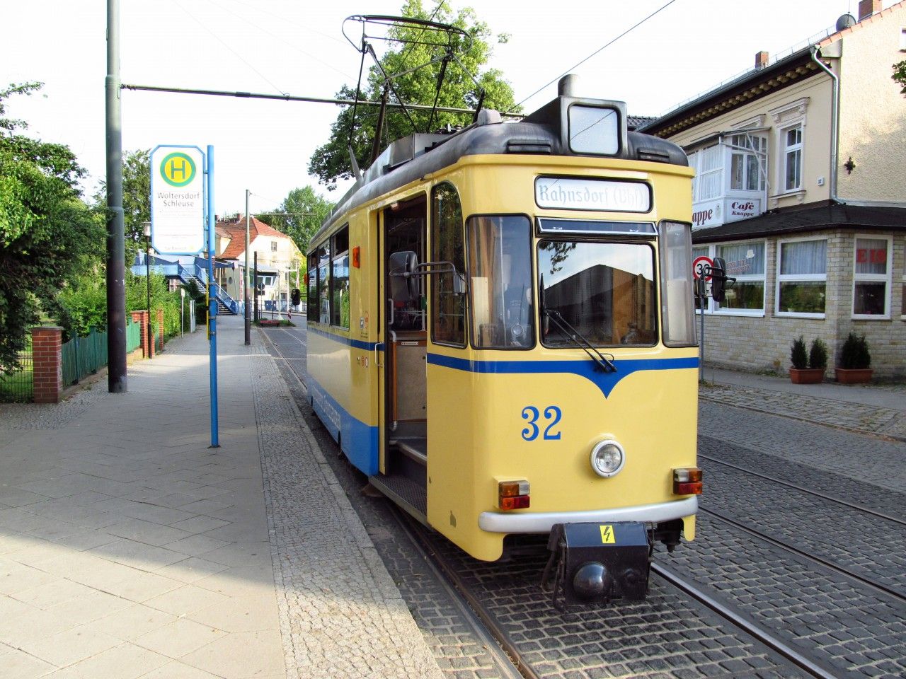 Tramvaj (rok vroby 1960) na pravidelnm spoji na konen ve Woltersdorfu (u zvedacho mostu)