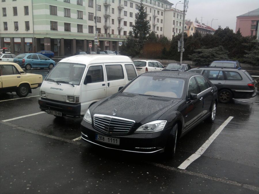 Daihatsu a Mercedes-Benz S