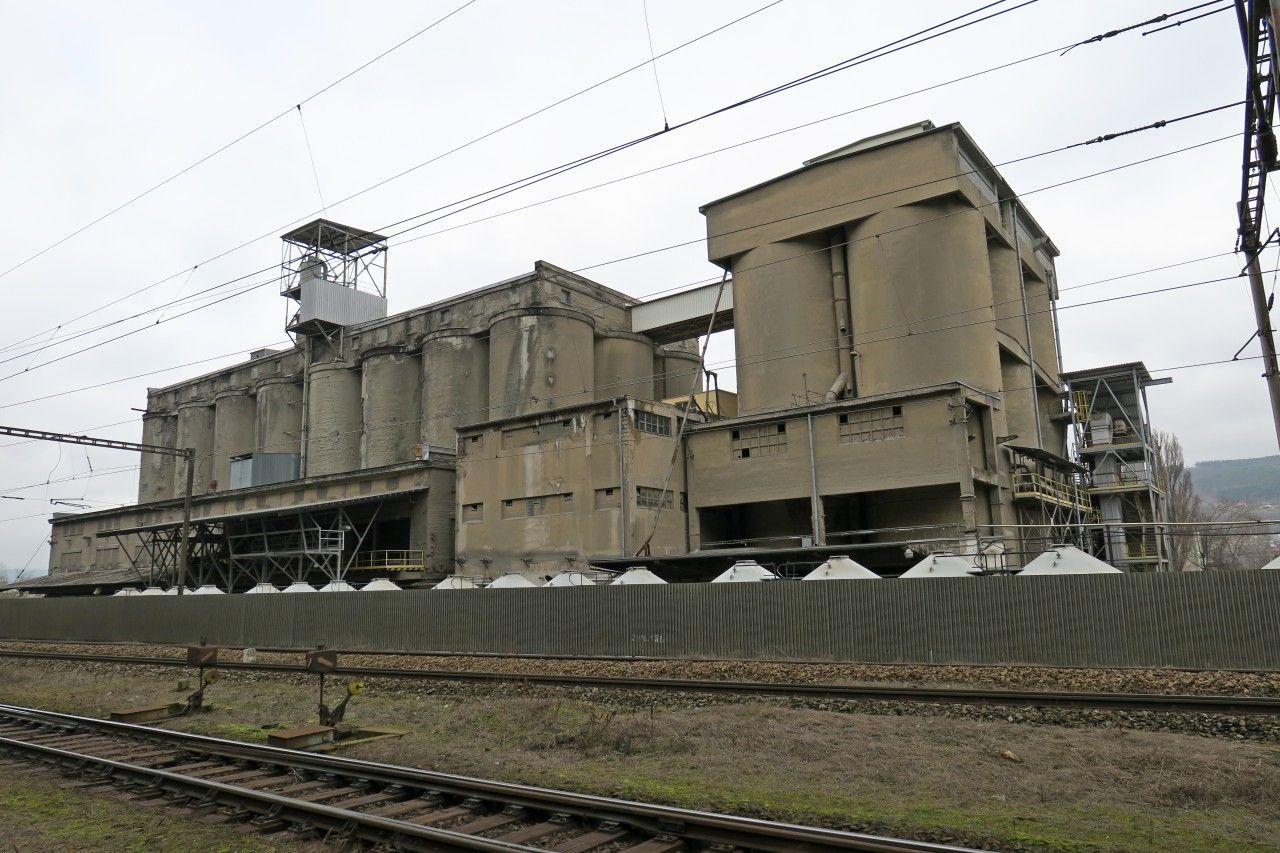 Beroun - vleka eskomoravsk cement, sila na skladovn cementu z voz Uacs (cement z Blaovic)
