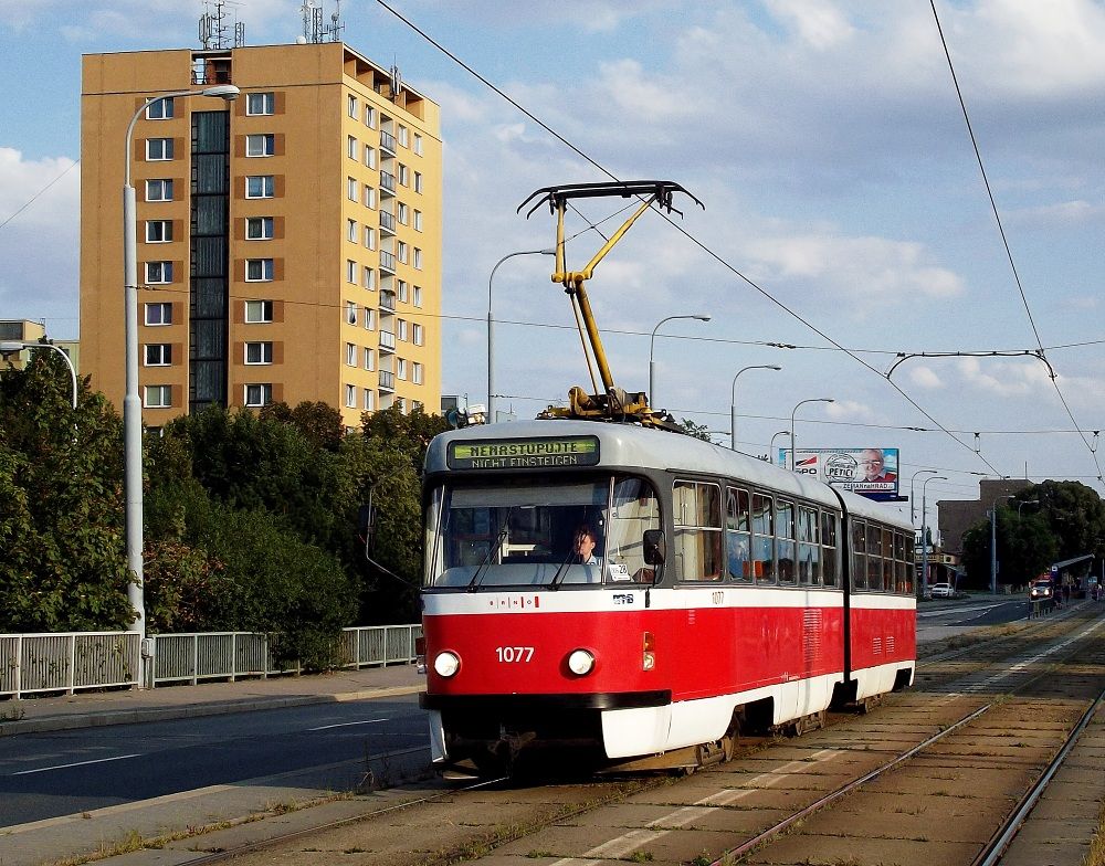 1077 na lince 5 se skrytou linkou 1 se zatahuje do vozovny Medlnky