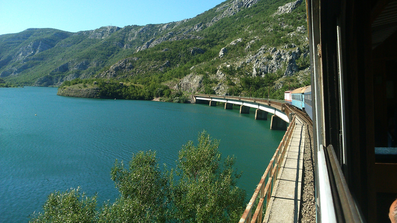 Vlak se bli k Mostaru - eka Neretva