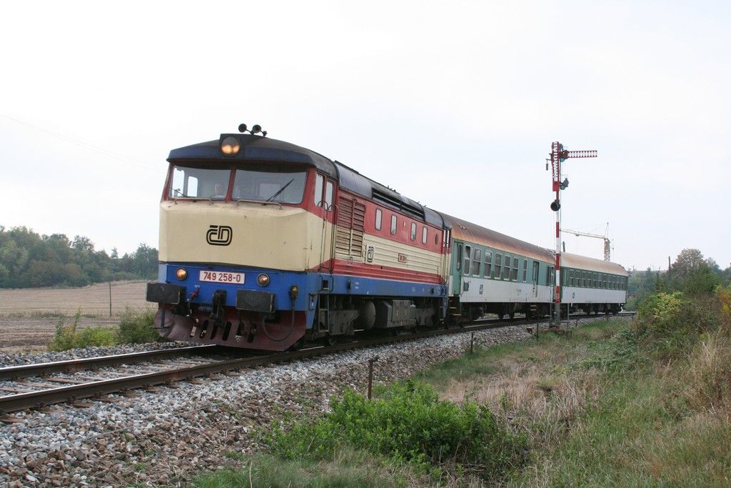 749 258-0 s R 1245 u vjezdovho nvstidla do Nuic.